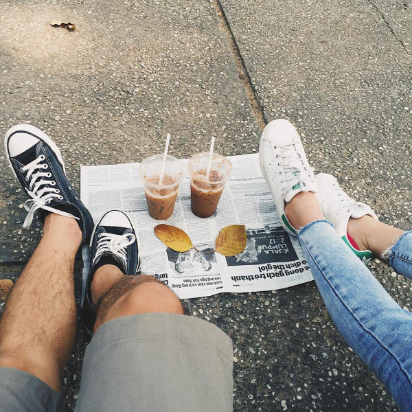  Chuyện tinh yêu đôi khi đơn giản là dành thời gian cho nhau, một ly cà phê đường phố cũng vẫn vui. (Ảnh: FB K.D)