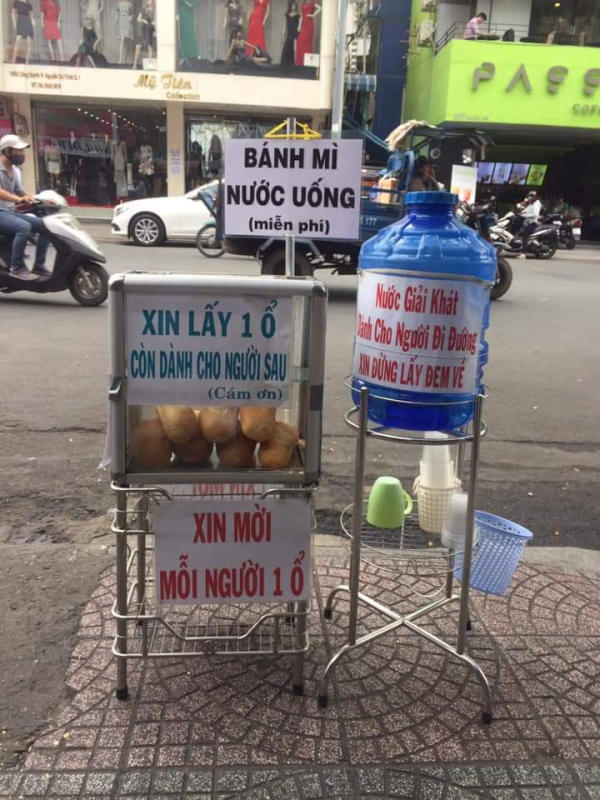  
Sài Gòn kỳ lắm, bánh mì với nước uống ven đường rất nhiều nhưng toàn là miễn phí. Thương lắm! (Ảnh: FB B.T)