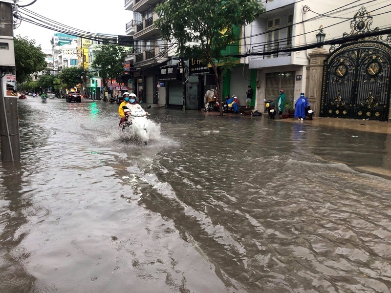  
Sài Gòn ngập nặng sau cơn mưa chiều 2/6. (Ảnh: Báo Công An)