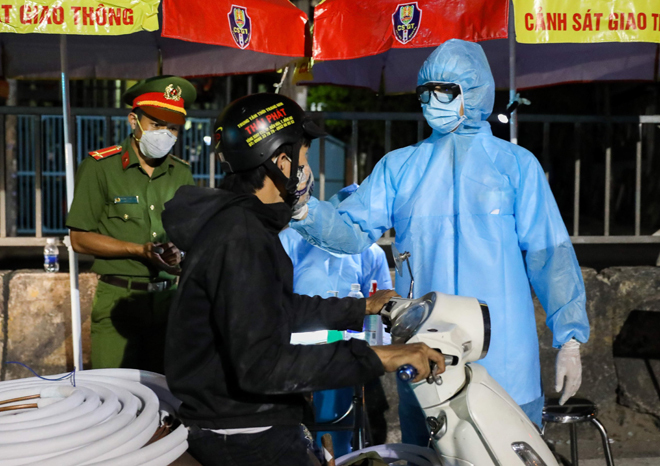  Chốt kiểm soát thân nhiệt, an toàn chống dịch tại cửa ngõ ra vào TP. Hồ Chí Minh. (Ảnh: Nhân Dân)