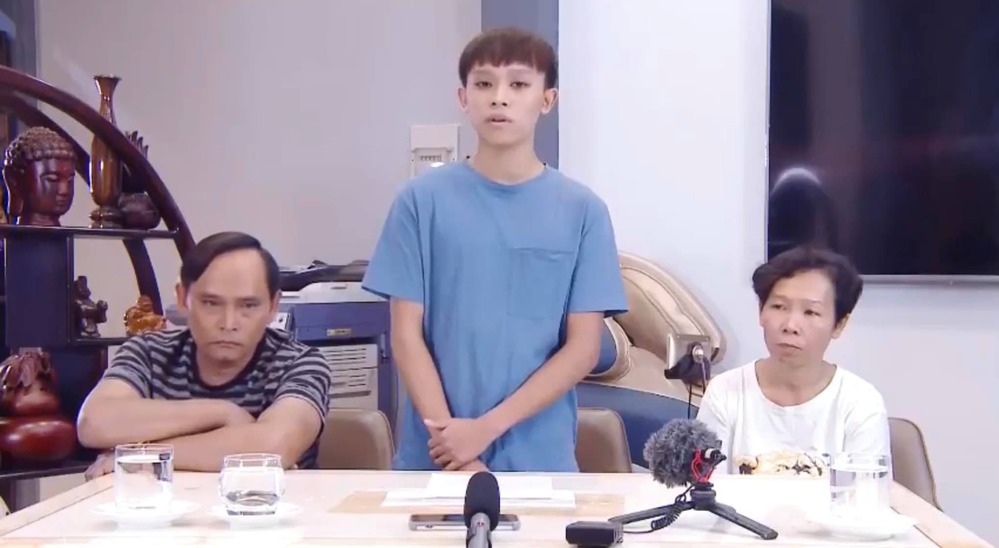  
Hồ Văn Cường đăng tải video công khai xin lỗi. (Ảnh: Chụp màn hình)