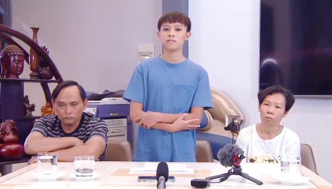  
Hồ Văn Cường khoanh tay xin lỗi khán giả trong buổi livestream gần đây. (Ảnh: Chụp màn hình)
