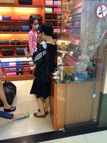  
Ngọc Trinh bị chụp ảnh khi có mặt tại một nơi chuyên bán đồ fake Quảng Châu. (Ảnh: Gia Đình) - Tin sao Viet - Tin tuc sao Viet - Scandal sao Viet - Tin tuc cua Sao - Tin cua Sao