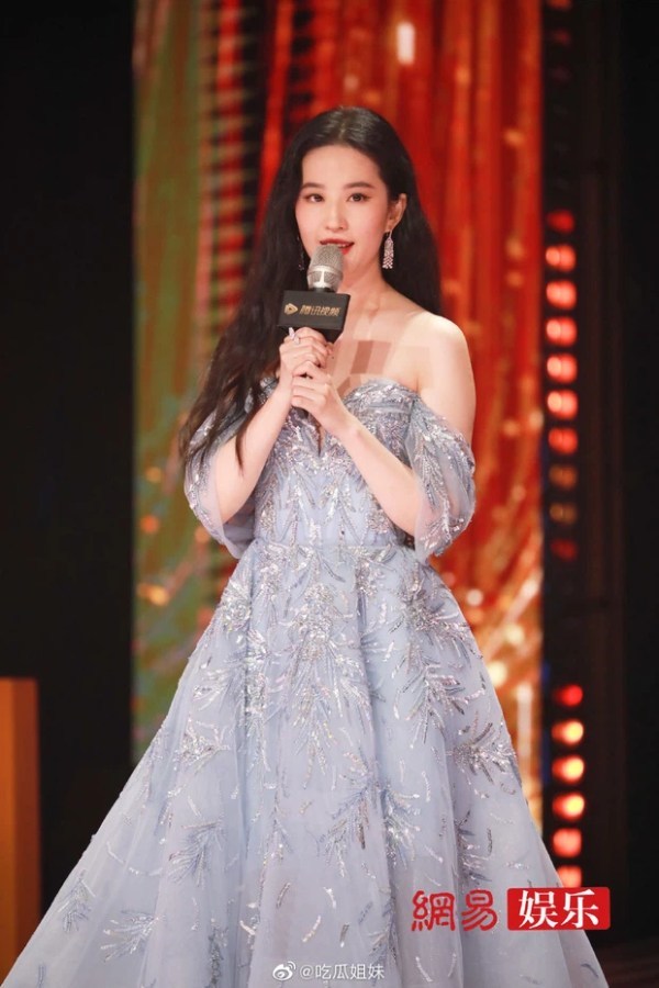  
Lưu Diệc Phi diện váy Haute Couture nhưng vẫn nhận về nhiều bình luận chê bai vì ngoại hình "dừ". (Ảnh: Weibo)