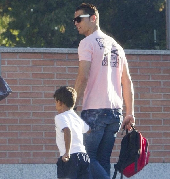 
Ronaldo tự mình đưa con trai đi học. (Ảnh: The Mirror)