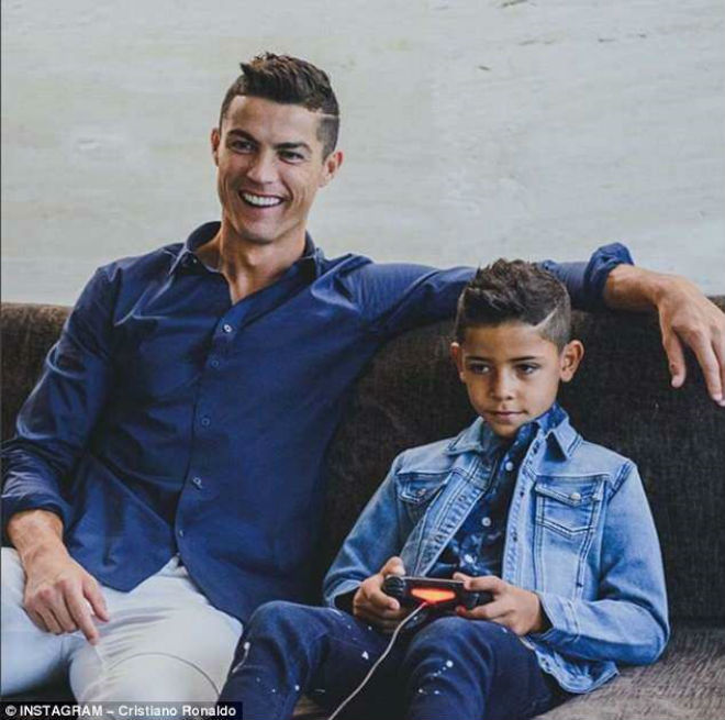  
Ronaldo luôn dạy dỗ con trai cẩn thận, chu đáo. (Ảnh: AP)