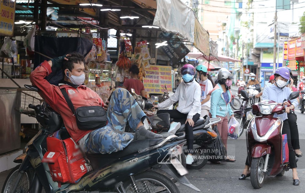  
Tại chợ Tân Định (Quận 1), mọi người mua đồ ăn mang đi sau lệnh giãn cách xã hội theo chỉ thị 15.