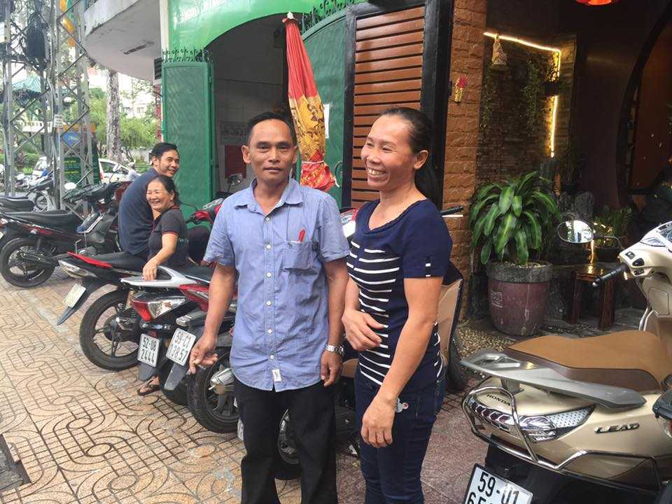  
Hiện tại ba của Hồ Văn Cường đang làm việc tại nhà hàng chay của mẹ nuôi Phi Nhung. (Ảnh: FBNV)