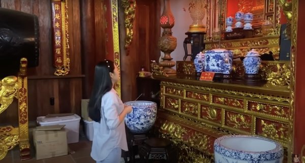  
Cô cũng đến thăm Bàn thờ của cố nghệ sĩ Chí Tài. (Ảnh: Chụp màn hình) - Tin sao Viet - Tin tuc sao Viet - Scandal sao Viet - Tin tuc cua Sao - Tin cua Sao