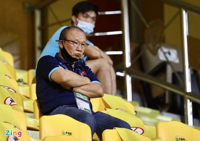  
Thầy Park cùng Tuấn Anh trên khán đài trận đấu giữa ĐT VN - ĐT UAE (Ảnh: Zing)