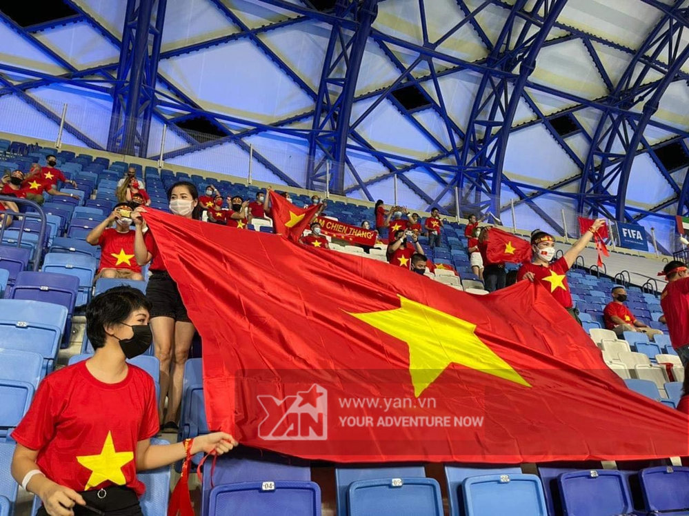  
CĐV có mặt trên sân từ rất sớm để "tiếp lửa" cho tuyển Việt Nam 
