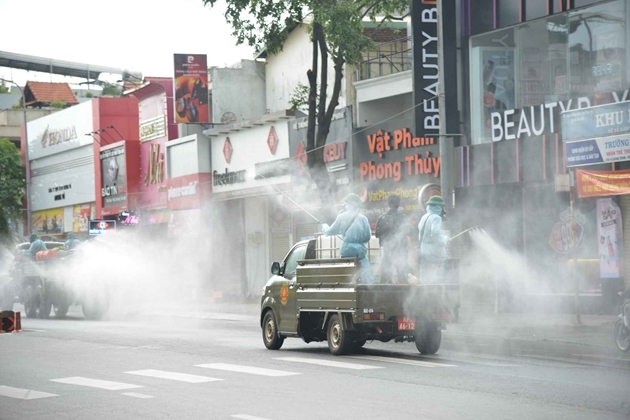  
Phun tiêu độc khử trùng tại quận Gò Vấp vào chiều ngày 1/6. (Ảnh: VOV)
