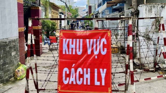  
Khu vực sinh hoạt của hội kín quận Gò Vấp bị phong toả. (Ảnh: BBC Việt Nam)