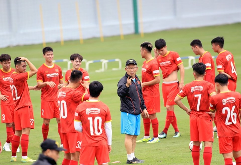  
Thầy Park trong một buổi tập luyện với tuyển Việt Nam. (Ảnh: Lao Động)