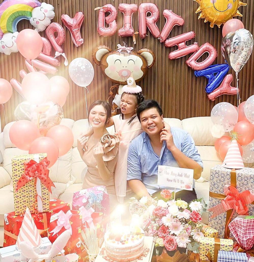  
Yeye Nhật Hạ hạnh phúc bên chồng và con gái nhỏ. (Ảnh: FBNV)