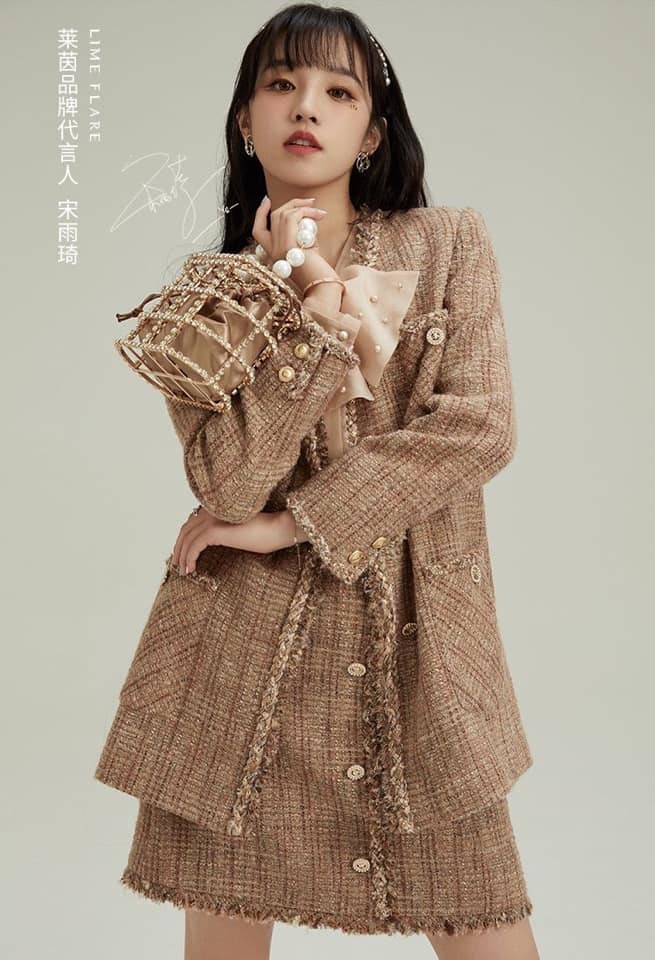  
Quảng bá cho thương hiệu LIMEFLARE, Yuqi khiến dân tình bức xúc vì những bộ trang phục đậm chất Chanel. (Ảnh: Weibo)