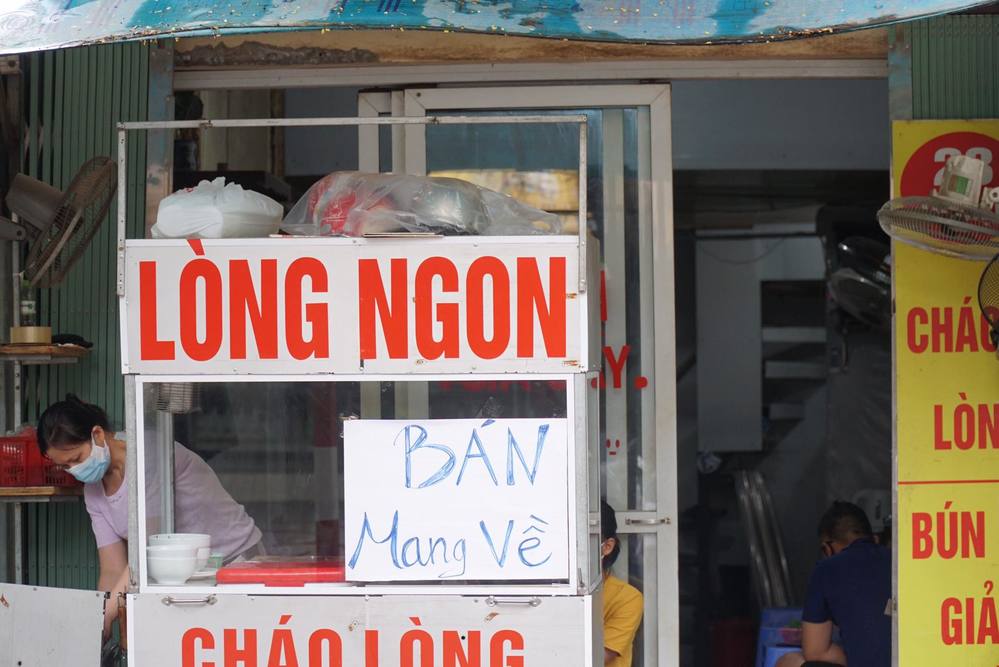  
Các hàng quán ở Hà Nội chuyển sang hình thức bán mang về. (Ảnh: Người Lao Động)
