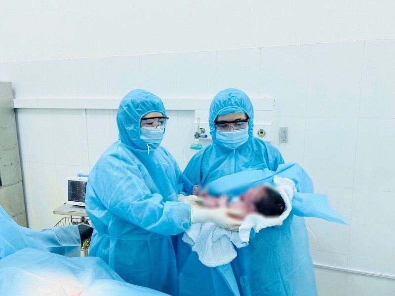  
Em bé chào đời trong khu cách ly. (Ảnh: Bệnh viện Sản Nhi tỉnh Lào Cai)
