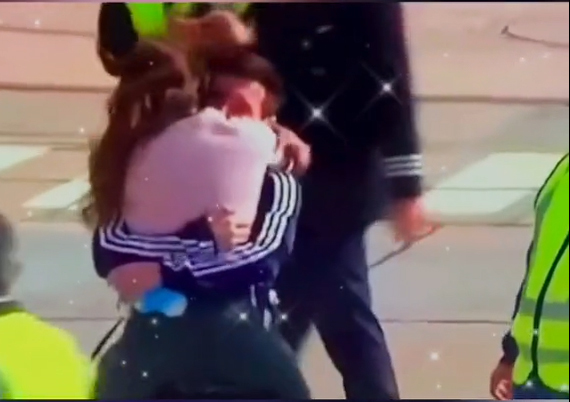  
Messi ôm chầm lấy vợ khi vừa xuống sân bay. (Ảnh: Chụp màn hình)
