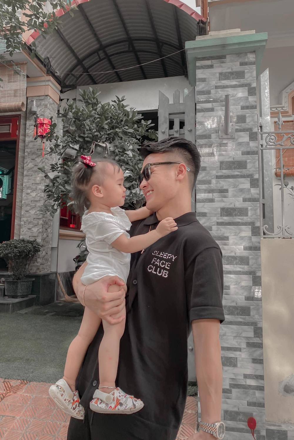  
Quang Hải là người cực kỳ cưng cháu gái. (Ảnh: Instagram)