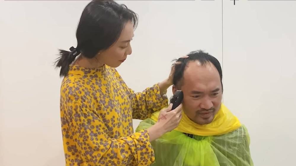 Hà Nội nở rộ dịch vụ cắt tóc tại nhà bất chấp quy định giãn cách xã hội