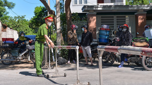  
Lực lượng chức năng tỉnh Nghệ An tiến hành phong tỏa, lập chốt kiểm soát. (Ảnh: Báo Nghệ An)
