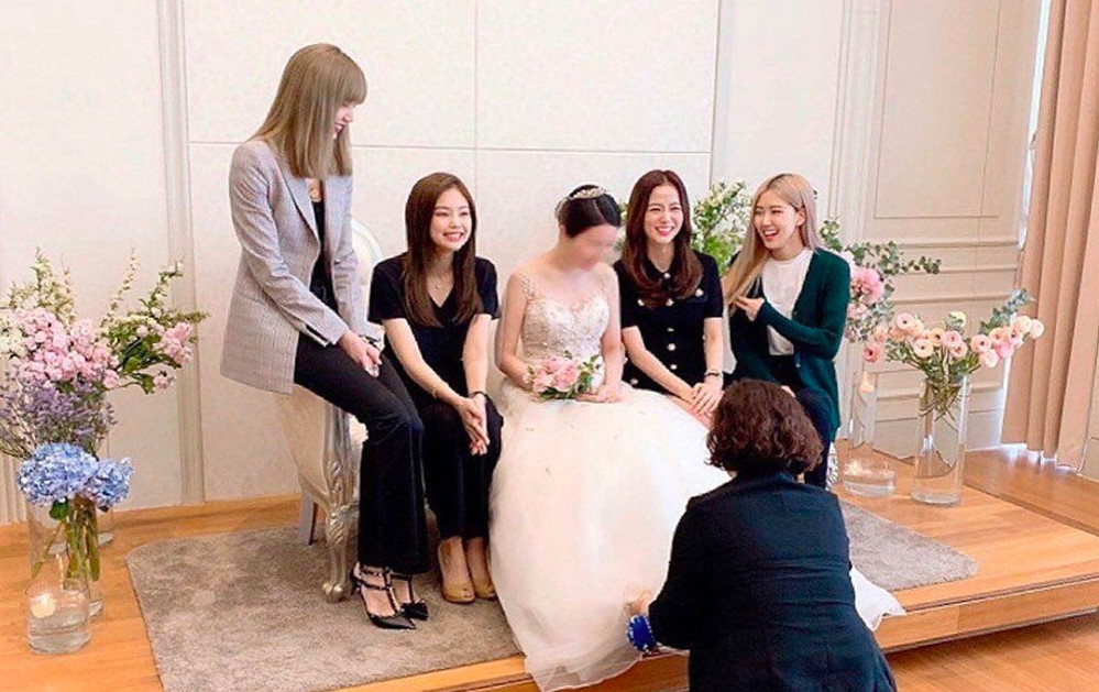  
BLACKPINK chụp ảnh cùng cô dâu tại hôn lễ của anh Jisoo. (Ảnh: Twitter)