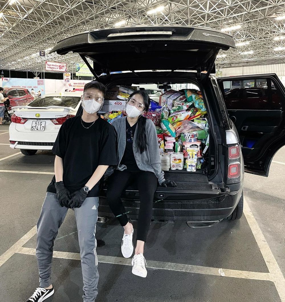  
Vợ chồng Joyce Phạm cùng nhau đi siêu thị, nhu yếu phẩm mua được chất đầy cả con xe. (Ảnh: Instagram)