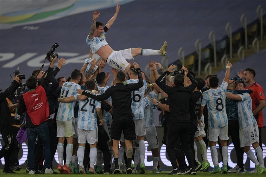  
Đội tuyển Argentina thực hiện động tác tung Messi lên trời để ăn mừng chiến thắng vô địch. (Ảnh: Copa America 2021)