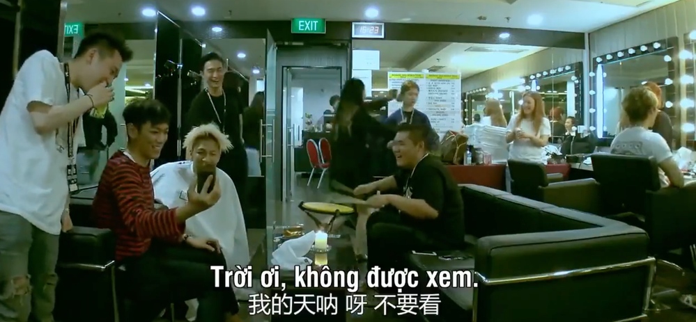  
T.O.P khiến cả ê-kíp "cười xỉu" khi quay lén Seungri. (Ảnh: Chụp màn hình)
