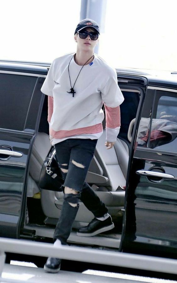  
Vẻ ngoài điển trai của Jin mỗi khi ở sân bay. (Ảnh: Pinterest)