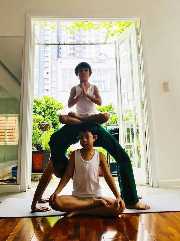  
Mẹ Hồ Ngọc Hà tập yoga cùng 2 cháu nội. (Ảnh: FBNV)
