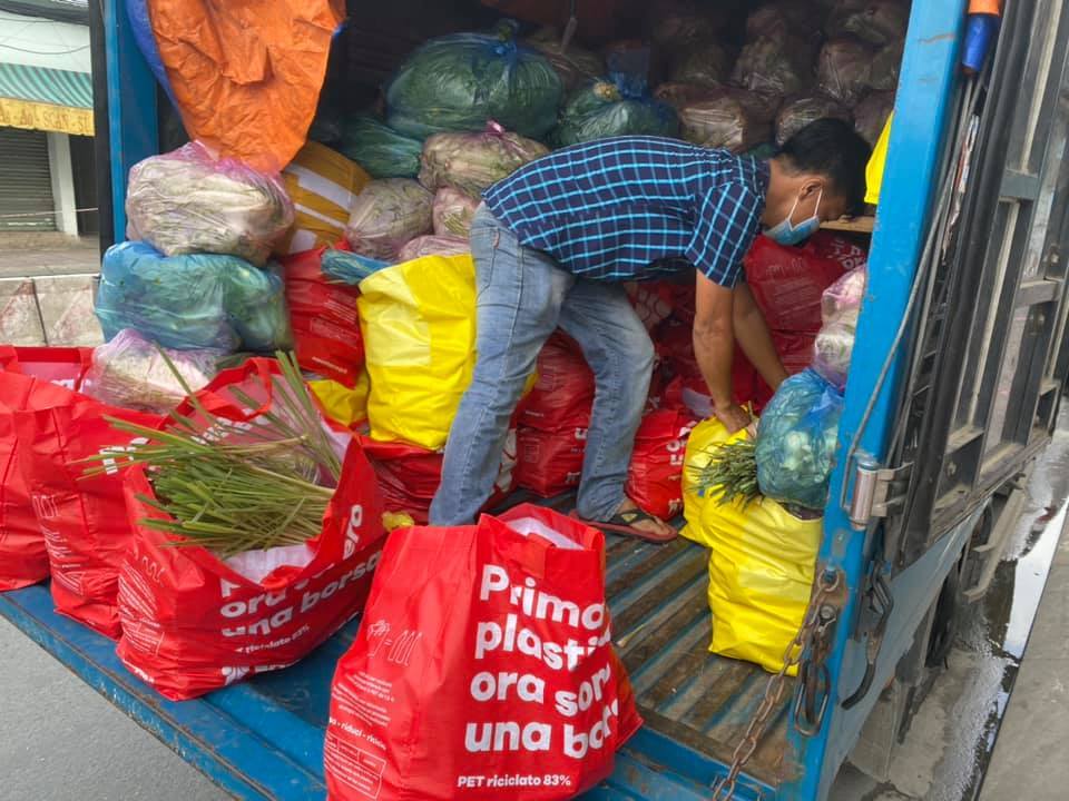  
Thủy Tiên phát tâm mua 2 tấn rau củ để tặng bà con. (Ảnh: FBNV)