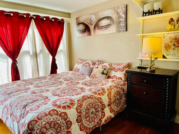  
Phòng ngủ mang phong cách cổ điển, sang trọng với nhiều nội thất gỗ đắt giá. (Ảnh: FBNV) - Tin sao Viet - Tin tuc sao Viet - Scandal sao Viet - Tin tuc cua Sao - Tin cua Sao