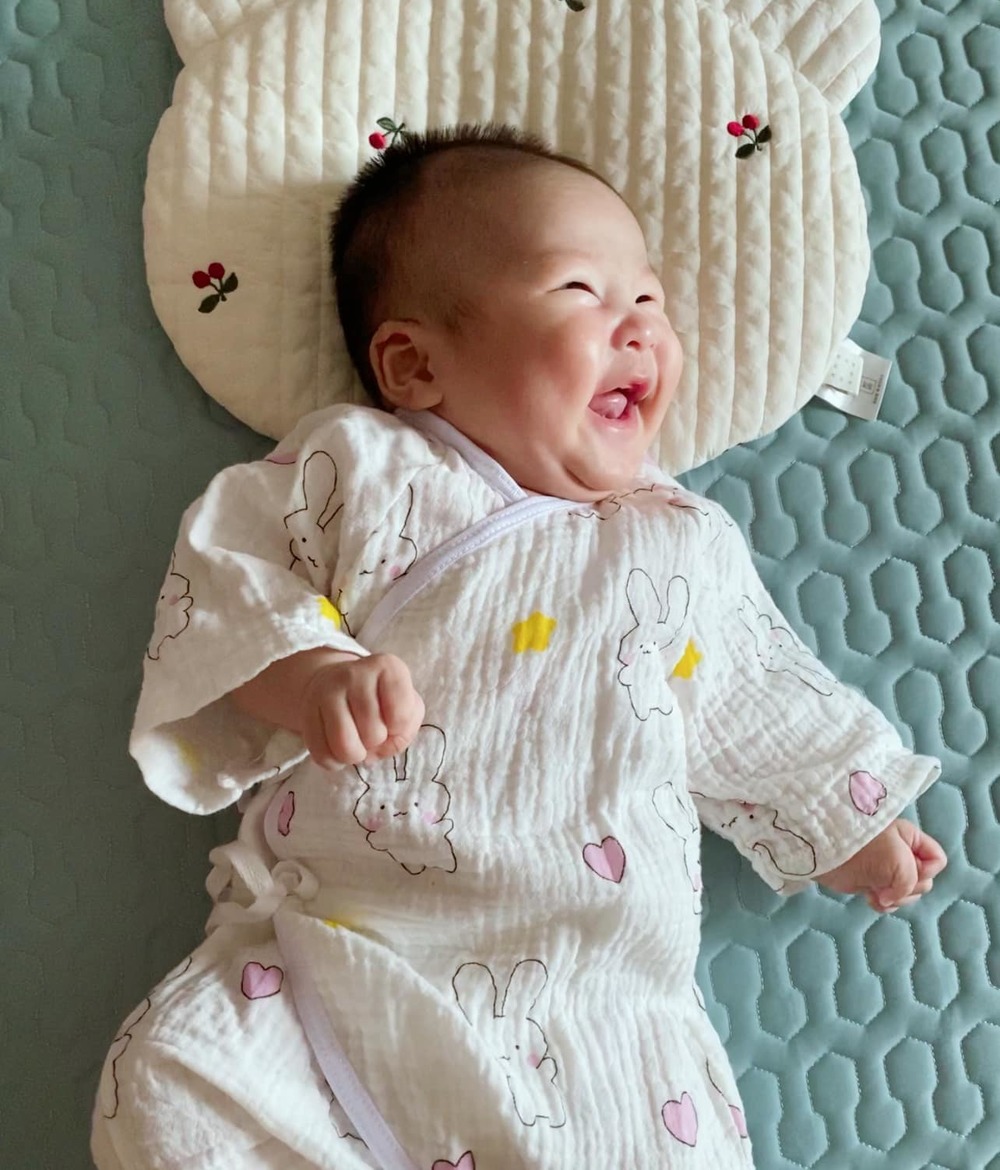  
Cô con gái siêu đáng yêu khi mới 2 tháng tuổi. (Ảnh: FBNV) - Tin sao Viet - Tin tuc sao Viet - Scandal sao Viet - Tin tuc cua Sao - Tin cua Sao