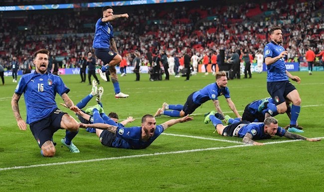  
Đội tuyển Italia ăn mừng sau khi kết thúc loạt đá 11m.