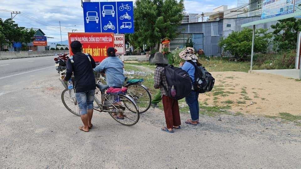  
4 mẹ con đạp xe từ Đồng Nai về Nghệ An. (Ảnh: Công an huyện Ninh Phước)