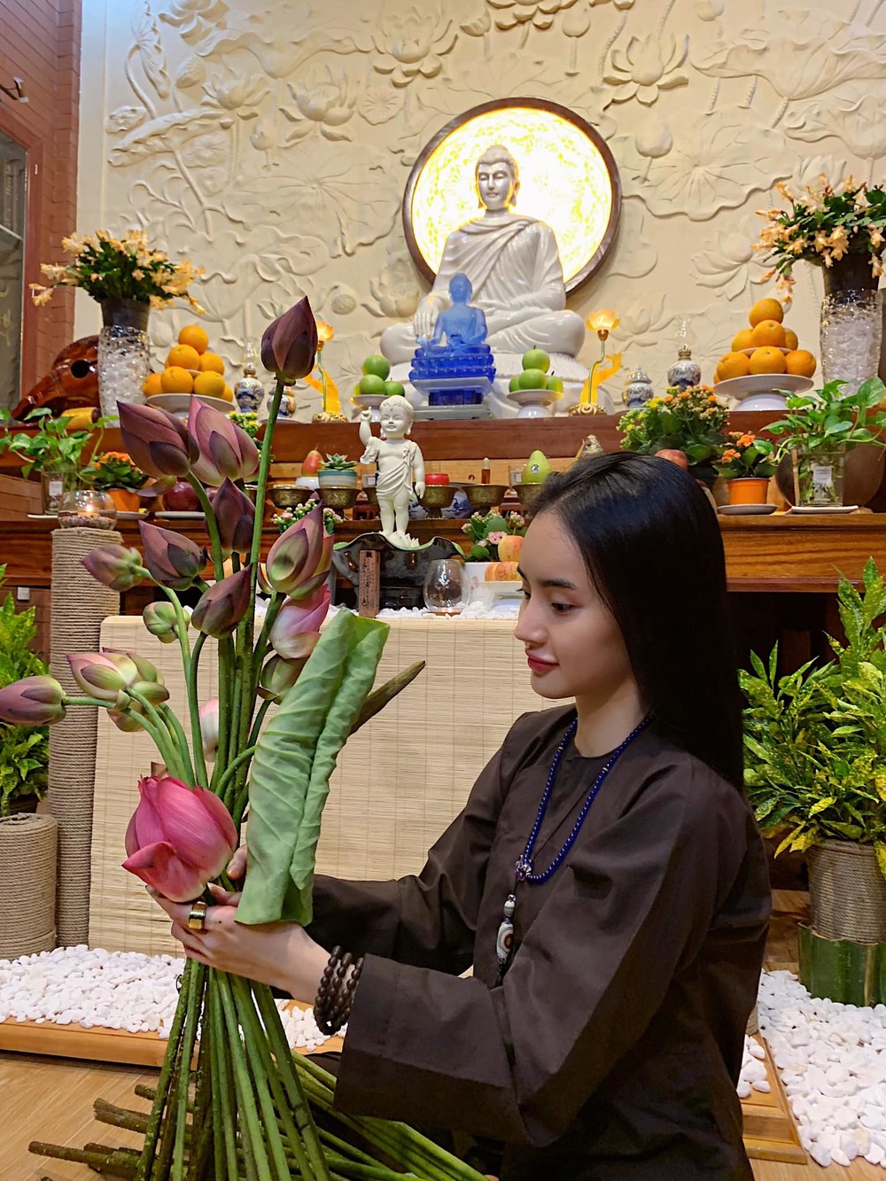  
Hình ảnh trên trang cá nhân bây giờ của Phương Trang chỉ xoay quanh việc tụng kinh, cắm hoa, đọc sách, đi chùa... (Ảnh: FBNV) - Tin sao Viet - Tin tuc sao Viet - Scandal sao Viet - Tin tuc cua Sao - Tin cua Sao