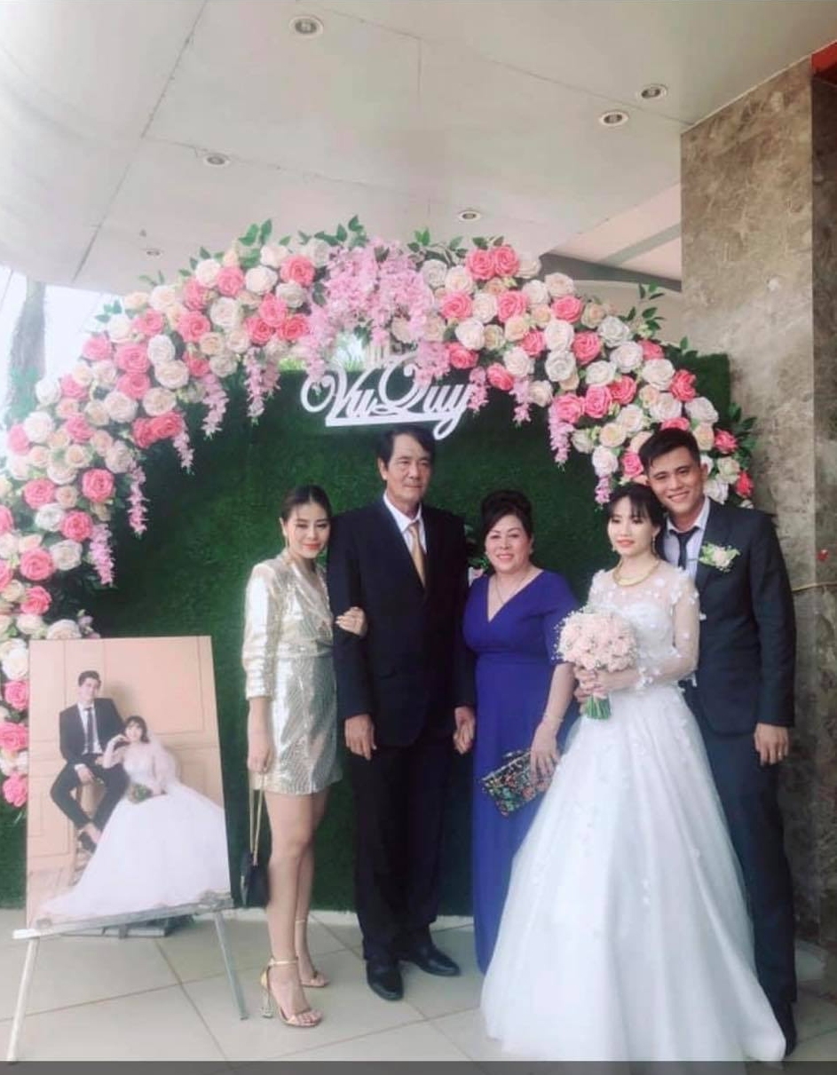  
Nữ diễn Nam Thư chụp ảnh cùng gia đình trong đám cưới em trai. (Ảnh: FBNV) - Tin sao Viet - Tin tuc sao Viet - Scandal sao Viet - Tin tuc cua Sao - Tin cua Sao