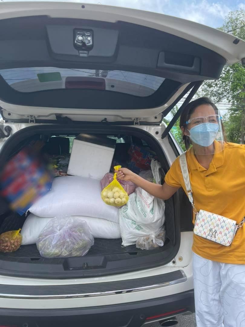  
H'Hen Niê chuẩn bị 1 xe đầy đồ ăn, tự lái xe đi đến tận Củ Chi để tiếp tế cho các em nhỏ. 
(Ảnh: FBNV) - Tin sao Viet - Tin tuc sao Viet - Scandal sao Viet - Tin tuc cua Sao - Tin cua Sao