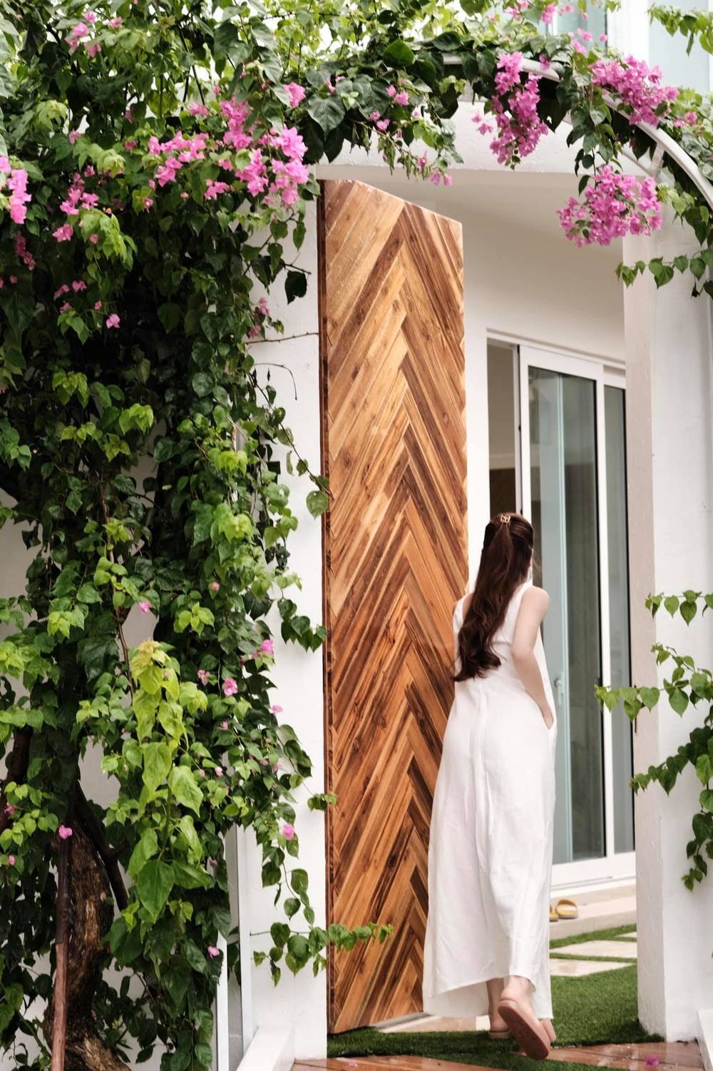  Hé lộ một góc thế này cũng đủ thấy nơi ở mới của gia đình Hà Hồ có khung cảnh rất thơ mộng, hoa giấy tạo điểm nhấn từ bên ngoài. - Tin sao Viet - Tin tuc sao Viet - Scandal sao Viet - Tin tuc cua Sao - Tin cua Sao