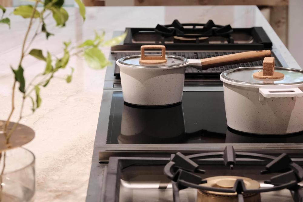  Phần bếp hiện đại, được thiết kế máy hút mùi âm trên mặt bàn trong rất thẩm mỹ. - Tin sao Viet - Tin tuc sao Viet - Scandal sao Viet - Tin tuc cua Sao - Tin cua Sao