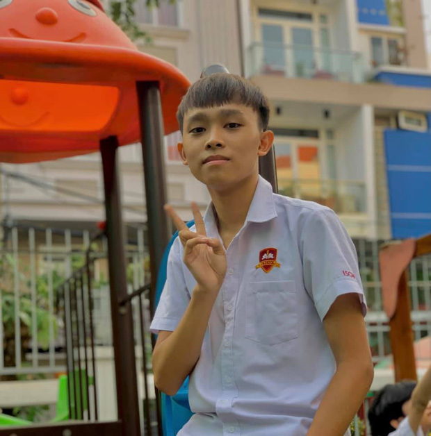  Ba năm cấp 3, Hồ Văn Cường theo học một trường quốc tế ở TP.HCM, điều khó khăn nhất đối với anh là phải giao tiếp bằng tiếng Anh. (Ảnh: FBNV) - Tin sao Viet - Tin tuc sao Viet - Scandal sao Viet - Tin tuc cua Sao - Tin cua Sao