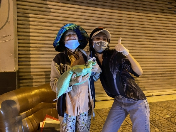  
Vào một buổi tối khi nhìn thấy bức ảnh các cụ già nằm ngủ ngoài đường trên mạng xã hội, nàng Hậu đã nhờ bạn mua dùm 3 tấn gạo để gửi tặng. (Ảnh: FBNV) - Tin sao Viet - Tin tuc sao Viet - Scandal sao Viet - Tin tuc cua Sao - Tin cua Sao