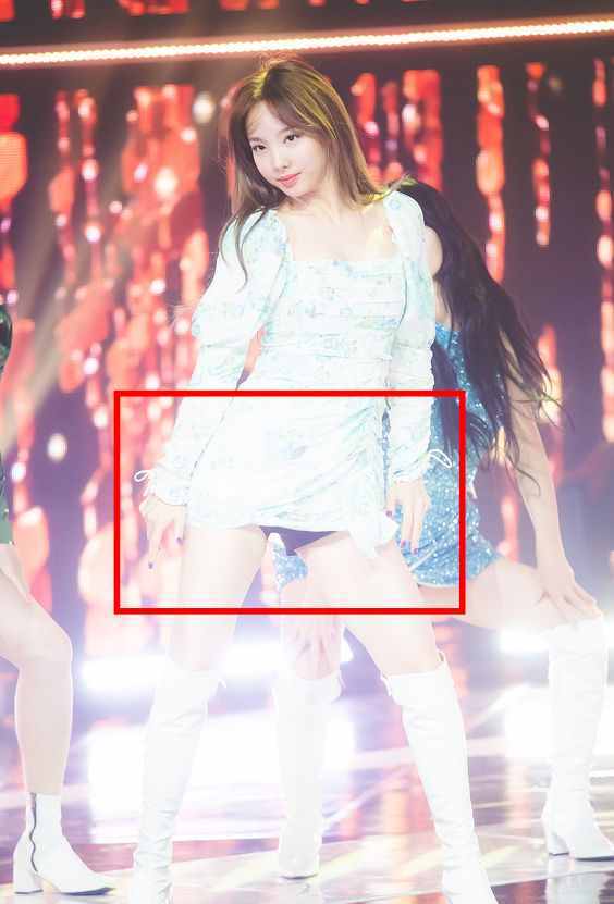  
Chiếc váy ngắn của Nayeon khi biểu diễn trên sâu khấu vô tình đã làm lộ quần bảo hộ bên trong. (Ảnh: Pinterest)