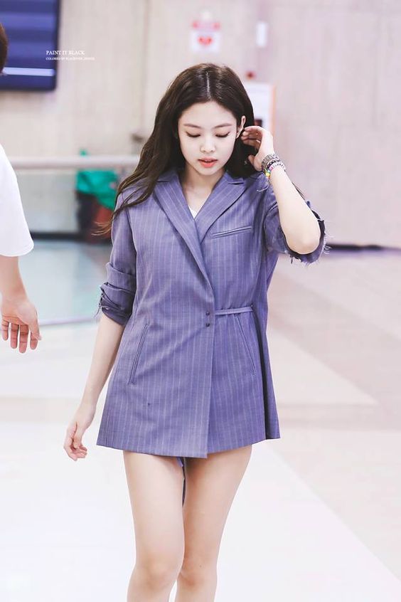  
Jennie cùng trang phục tại sân bay khoe rõ đôi chân thon dài của mình. (Ảnh: Pinterest)