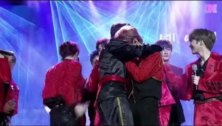  
Các thành viên OMEGA X ôm nhau rơi nước mắt vì được chính thức debut. (Ảnh: Chụp màn hình)