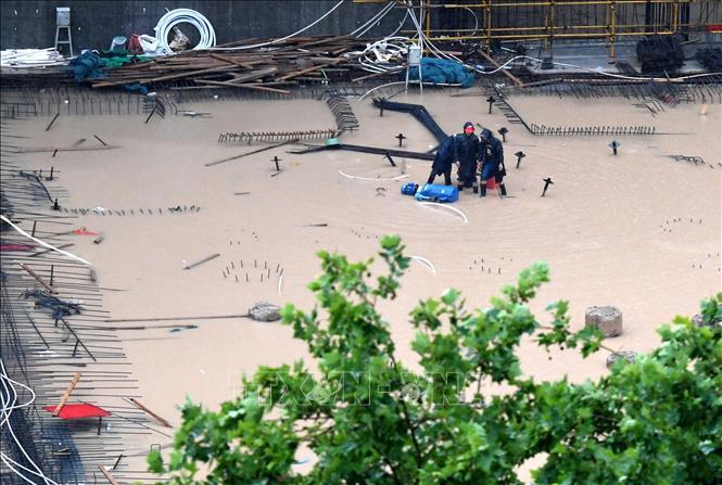  
Nước trắng xóa, các công trình xây dựng ngổn ngang là minh chứng cho mức tàn phá của bão lũ tại Trung Quốc. (Ảnh: Reuters)