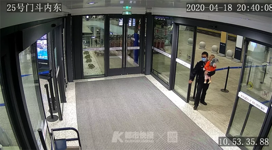  
Cảnh sát mang em nhỏ bị bỏ rơi về trụ sở làm việc. (Ảnh: Chụp màn hình)