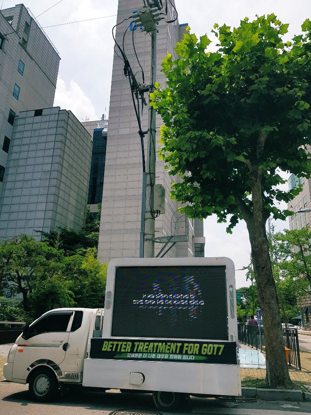  
Ahgase (Fandom của GOT7) thuê xe tải chạy trước công ty để biểu tình đòi quyền lợi cho idol. (Ảnh:Twitter)